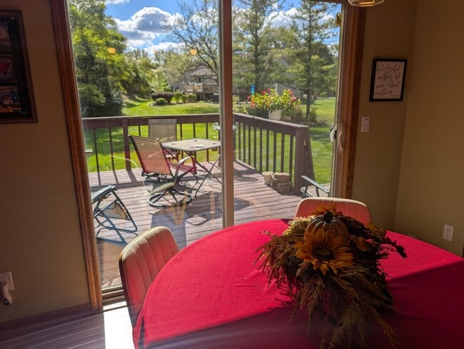 Building Photo - 607 Tamarack Dr W