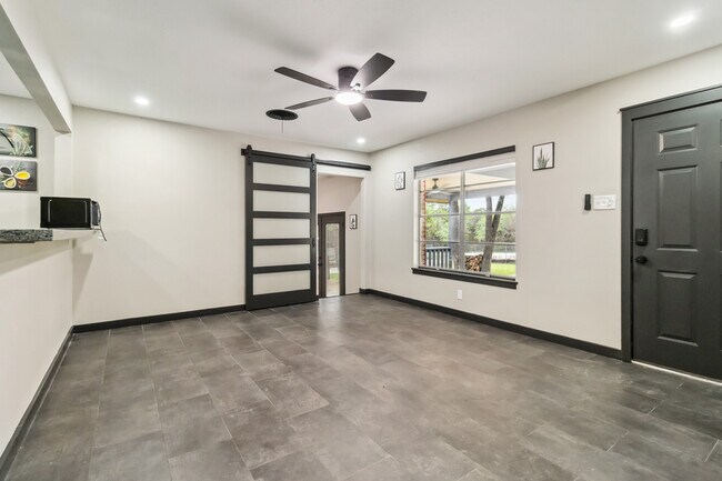 Building Photo - 634 Flatrock Dr
