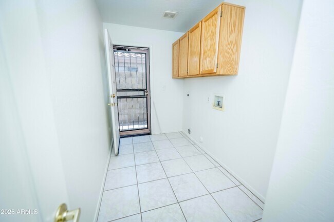 Building Photo - 3844 E Kings Ave