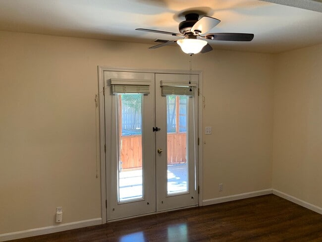 Building Photo - Updated 3 bedroom 2 bathroom close to Meri...