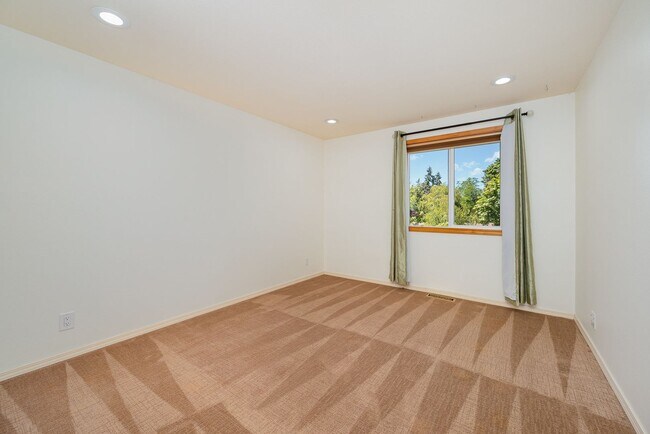 Building Photo - 5 Bed 3 Bath home In Bellevue Available Now