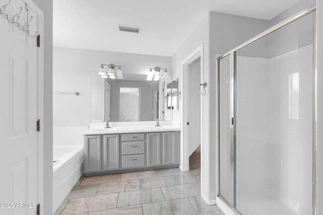 Building Photo - 2040 W Kathleen Rd