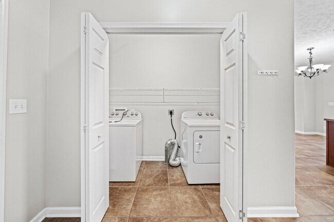 Building Photo - Beautiful, Large Home Close to Ft. Campbell and I24