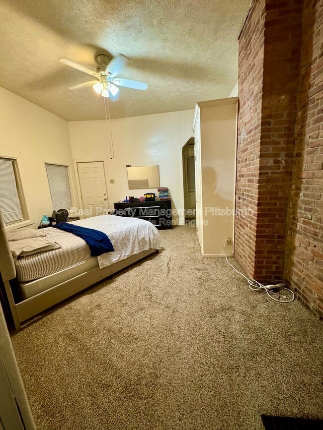 Building Photo - 2218 Sarah St