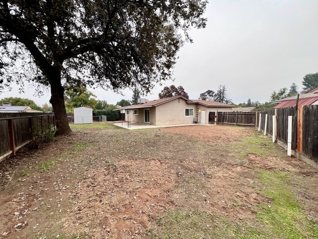 Building Photo - $2,495 Sierra & Cedar, 4 bedroom House - Fresno / Spacious Backyard / Fresh Paint / New Floors