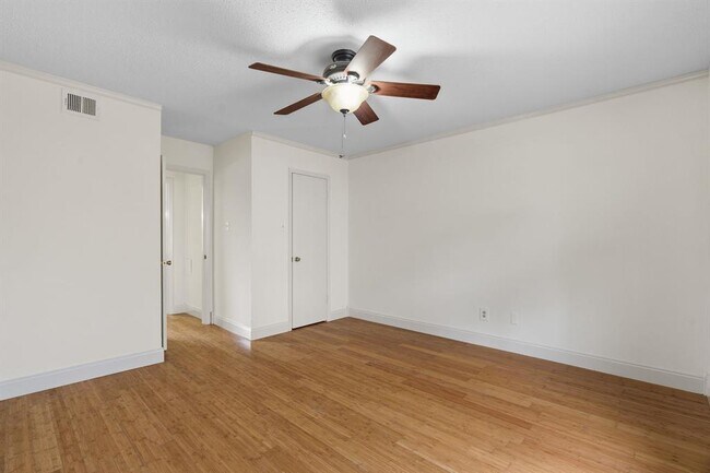 Building Photo - 3902 Peterson Ave