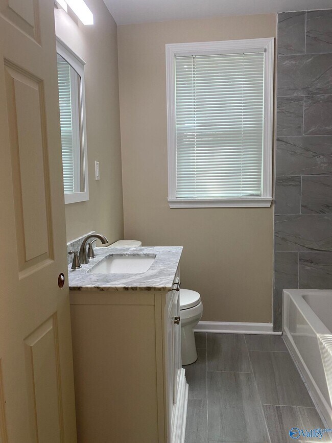 Building Photo - 3609 Lakewood Dr NW