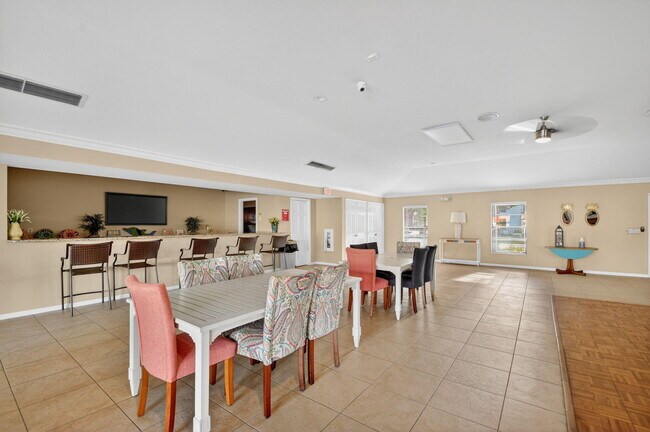 Building Photo - 9810 Pineapple Tree Dr