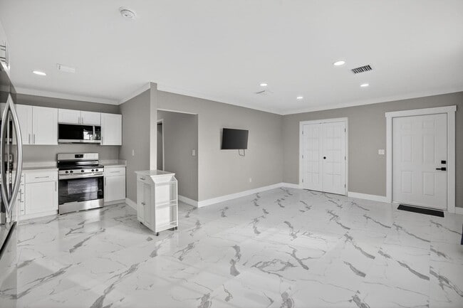 Building Photo - 108 SW 24th Ave