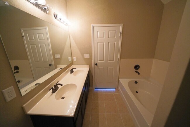 Building Photo - 3730 Acorn Pl