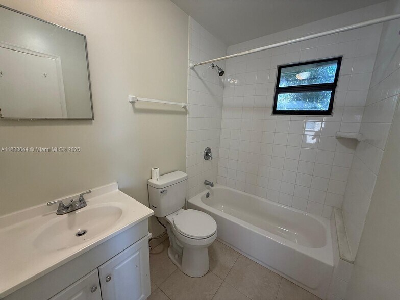 Building Photo - 423 53rd St