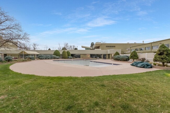 Building Photo - 650 S Clinton St