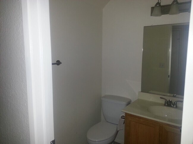 Building Photo - 3 bedroom Townhouse in a gated community