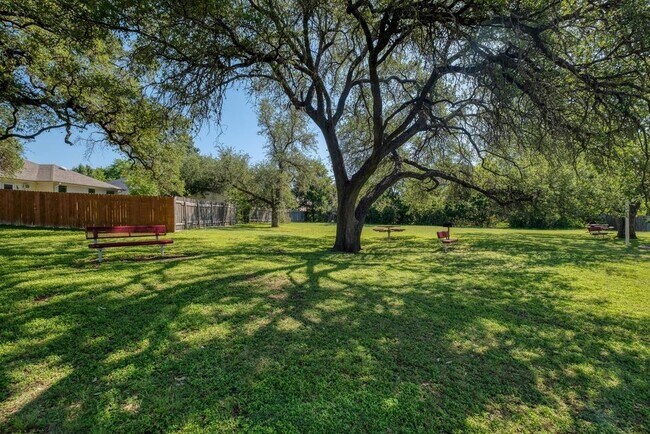 Building Photo - 1303 Ridgewood Dr