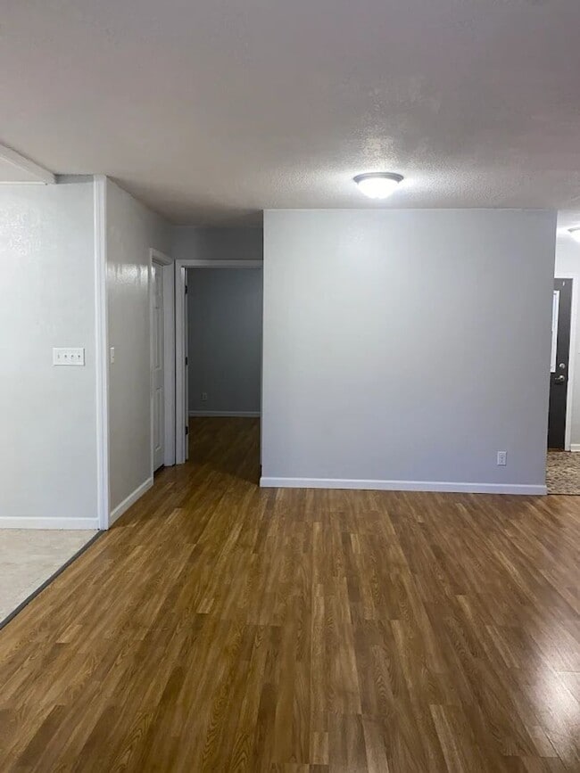 Building Photo - ~ RENT SPECIAL ~ HOLIDAY MERRINESS ~ 2 Bedroom, 1 bathroom West Side Apartment For Rent