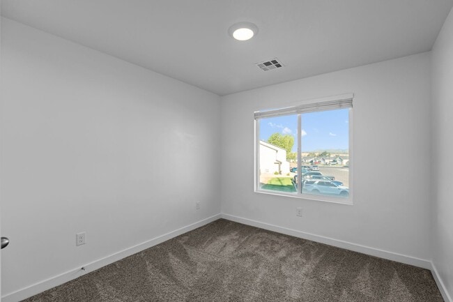 Building Photo - Comfortable and Spacious 4-Bedroom Townhom...