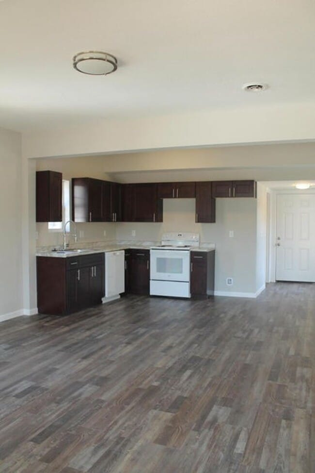 Building Photo - Modern Elegance Meets Comfort – Fully Remo...