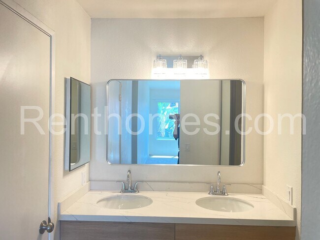 Building Photo - 9489 Fairgrove Ln