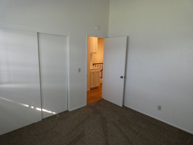 Building Photo - Spacious Northpoint Townhome near Righetti...