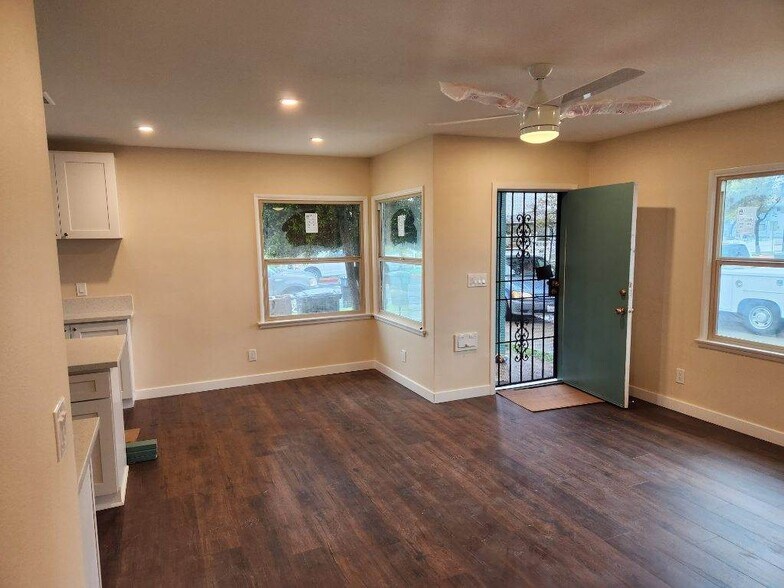 Building Photo - 914 N Olive St