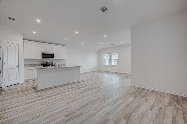 Building Photo - 5034 Balcolm Dr