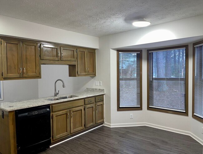 Building Photo - Spacious, Updated 3 Bed/2 Bath Ranch!