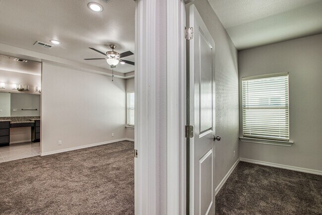 Building Photo - Beautiful  House 3 beds/3 baths. This Prop...