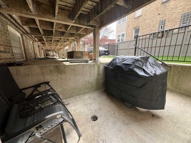 Building Photo - 3424 N Racine Ave