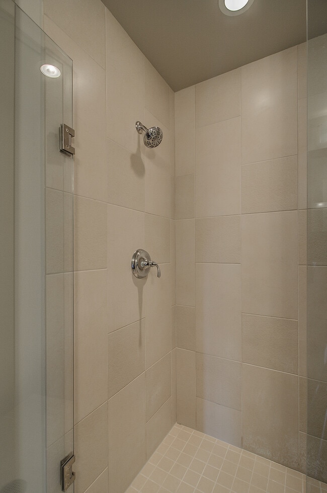 Building Photo - Great 2bd/2ba modern town home located in the center of South Lake Union W/S/G and ( 2) parking s...