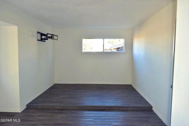 Building Photo - 4613 Sun Valley Dr