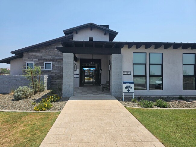 Building Photo - Beautiful new build w mountain views