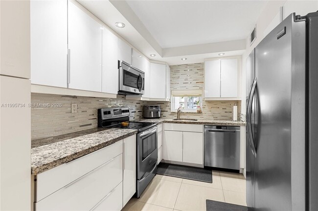 Building Photo - 9200 N Hollybrook Lake Dr