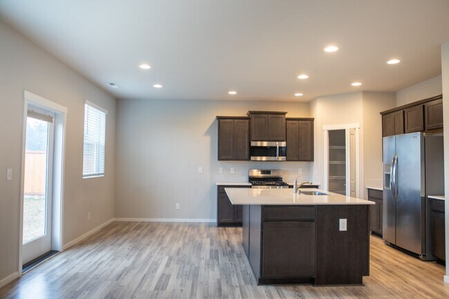 Building Photo - 3006 Mahogony St NE - corner lot