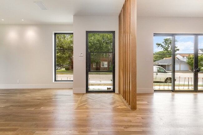 Primary Photo - 4203 Normandy Ave