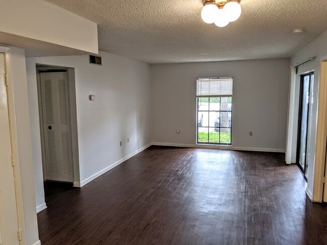 Building Photo - Great 2/2 Condo by USF