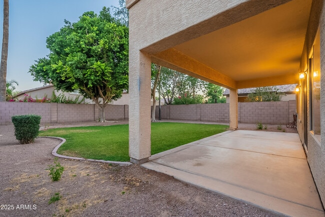 Building Photo - 2421 W Indigo Dr