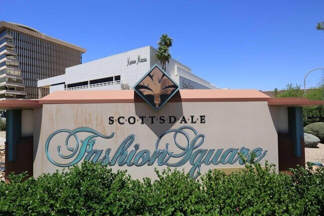 Building Photo - 5804 N Scottsdale Rd