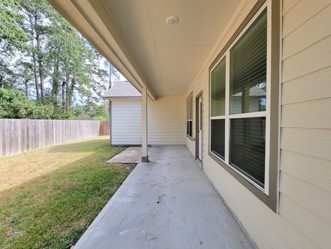 Building Photo - Very functional floor plan, has game room/home office, covered back patio on a big lot. Primary o...