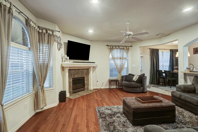 Primary Photo - 7630 N Linpar Ct
