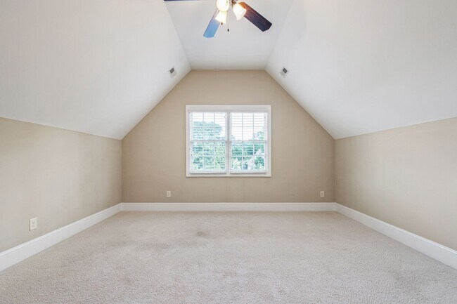 Building Photo - Elegant 5-Bedroom Residence with Luxurious...