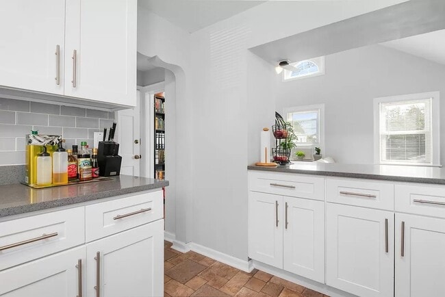 Building Photo - 248 Spruce St