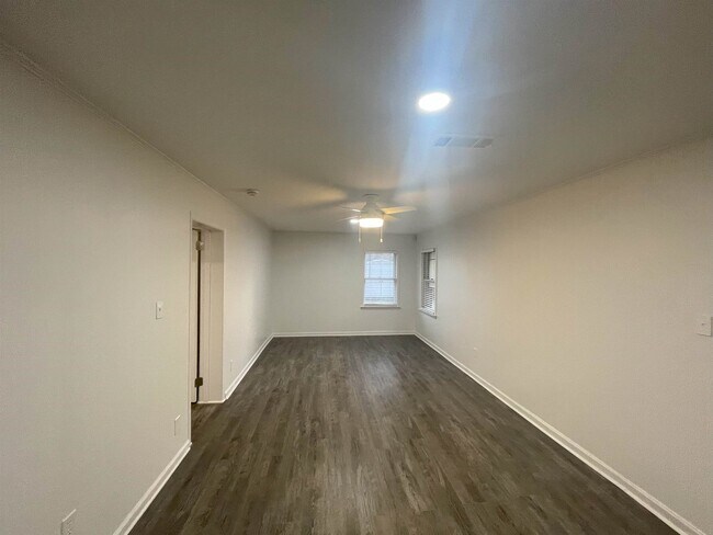 Building Photo - 4967 Kimball Ave
