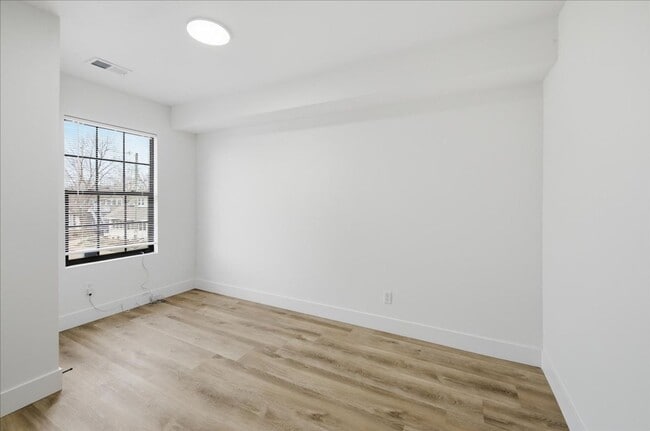 Building Photo - 1038 N Parker Ave