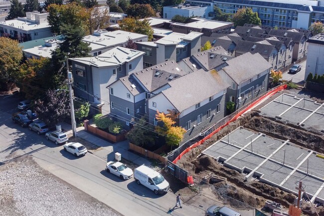 Building Photo - 2bd/2.5ba Seattle Townhome