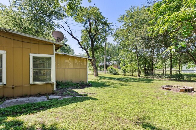 Building Photo - 802 W Navasota St
