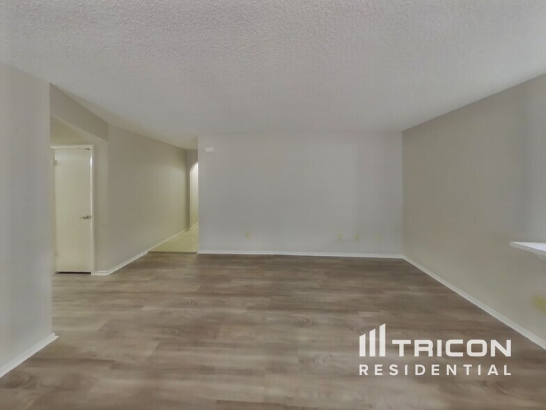 Building Photo - 5152 Laurelwood Ave