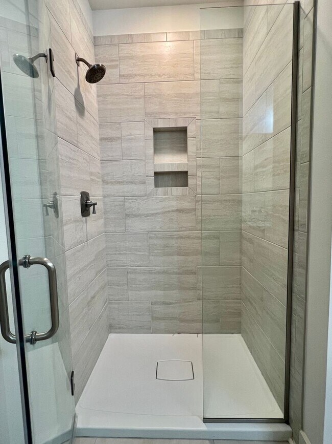 Building Photo - Spacious Two Bedroom Townhouse off Jeffers...
