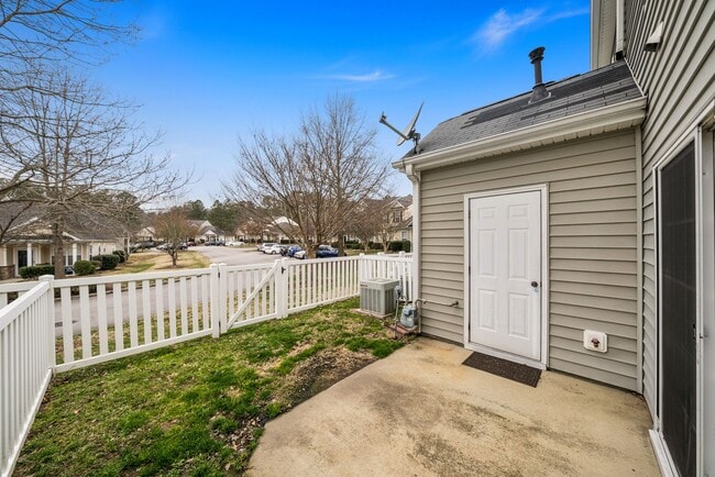 Building Photo - Bright and sunny 2 bed/2.5 bath townhome in great Durham location!