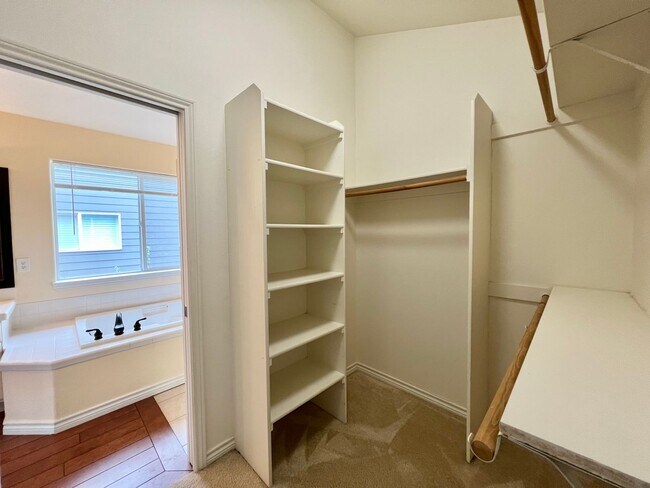 Building Photo - Spacious 4 Bed, 2.5 Bath House!