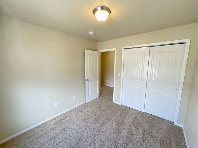 Building Photo - 3 Bedroom Townhome Available Near Hancock ...
